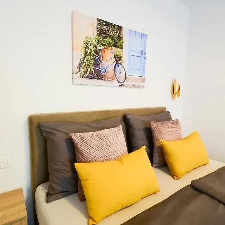 Grey&yellow Apartman Zára