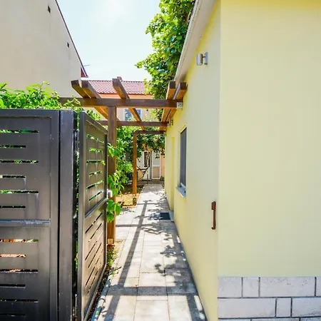 Grey&yellow Appartement *