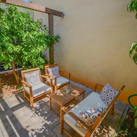 Grey&yellow Apartman *