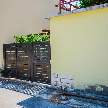 Grey&yellow Apartman *