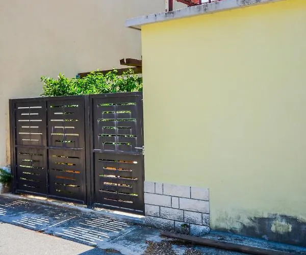 Grey&yellow Appartement *