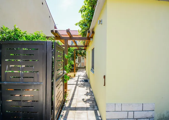 Grey&yellow Appartement *